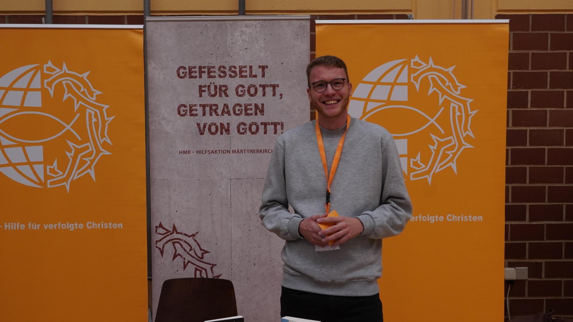 Missionar am Stand von Hilfsaktion Märtyrerkirche – JUMIKO 2023