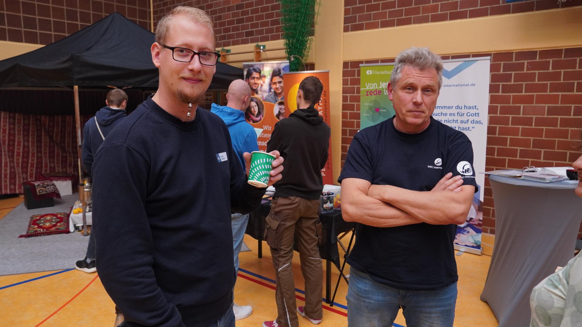 Missionar spricht mit einem Besucher auf der JUMIKO Franken 2023