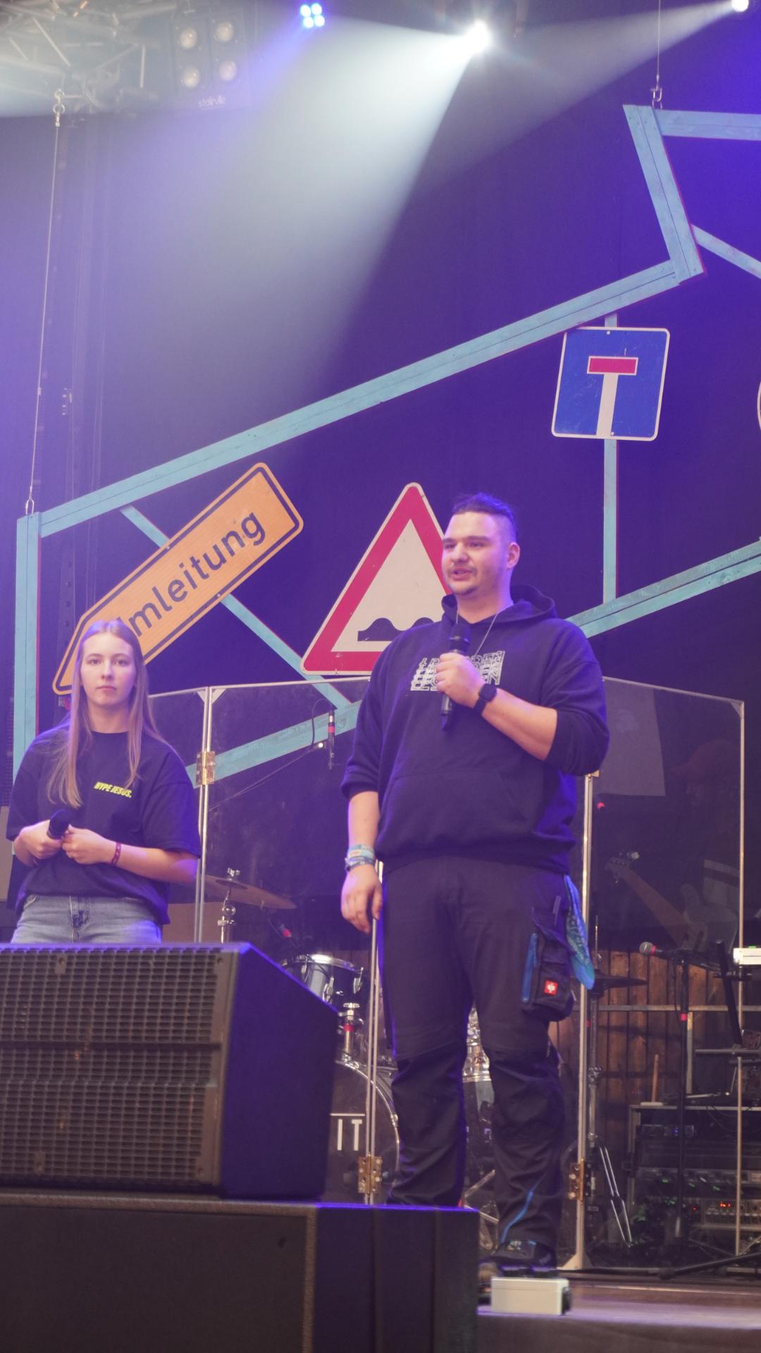 Zwei Personen berichten auf der JUMIKO-Bühne 2023 von ihrem Missionseinsatz