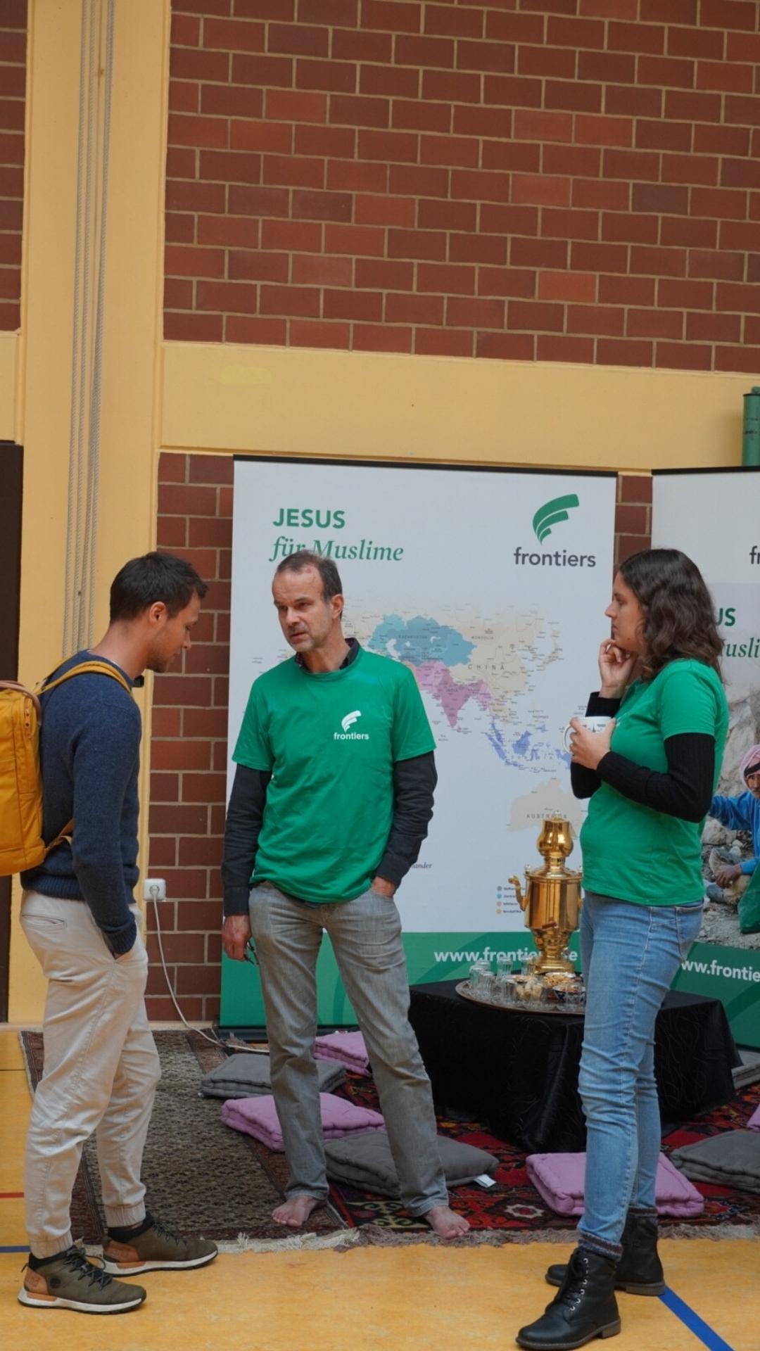 Missionare am Frontiers-Stand auf der JUMIKO 2024