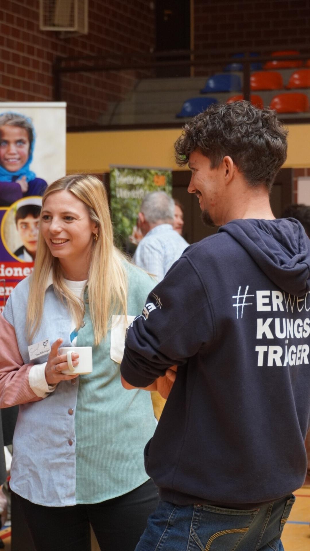 Missionare stehen gemeinsam an ihrem Stand – JUMIKO 2024 Frankenhalle Naila