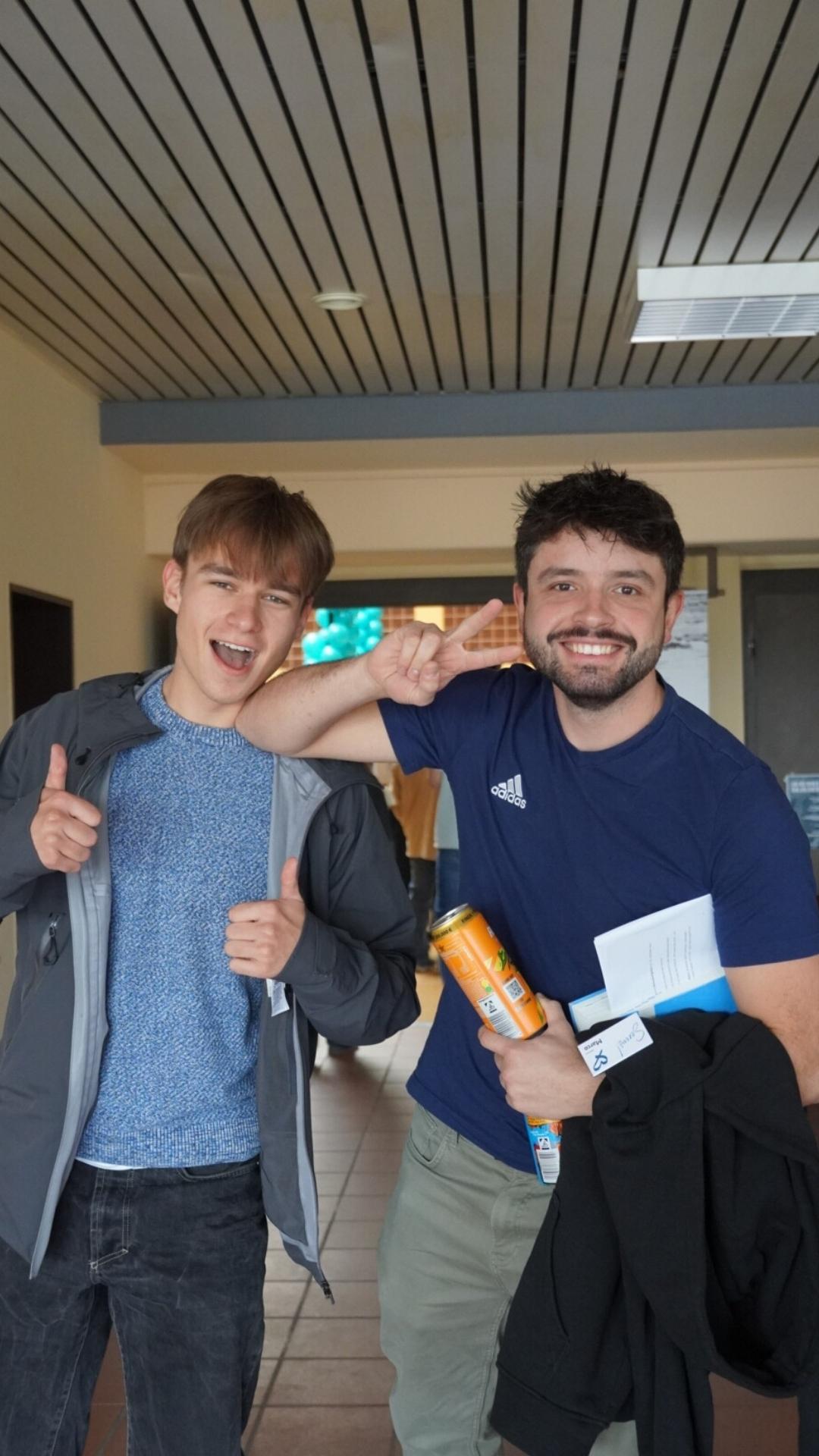 Zwei lachende Besucher auf der JUMIKO 2024 in Naila