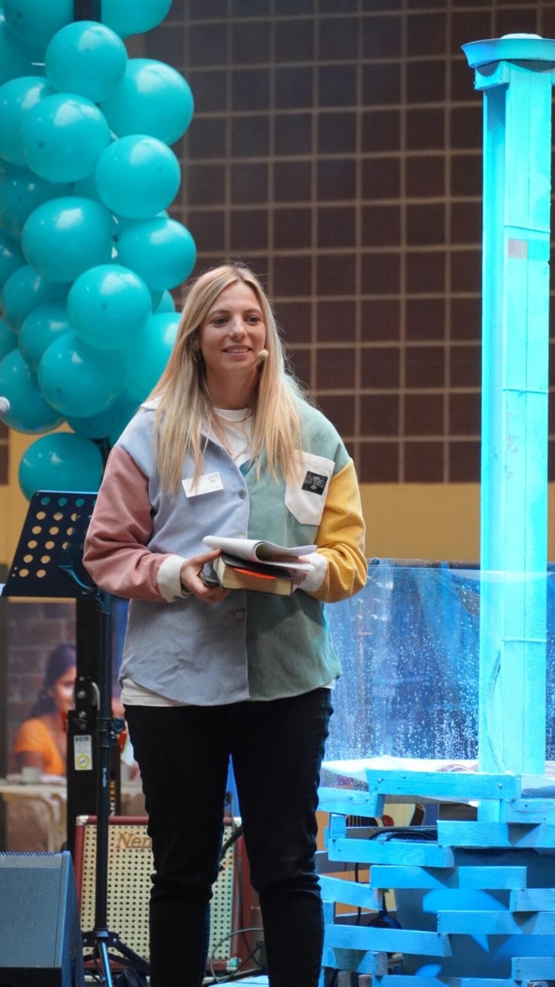 Tina Böhringer predigt auf der JUMIKO-Bühne 2024