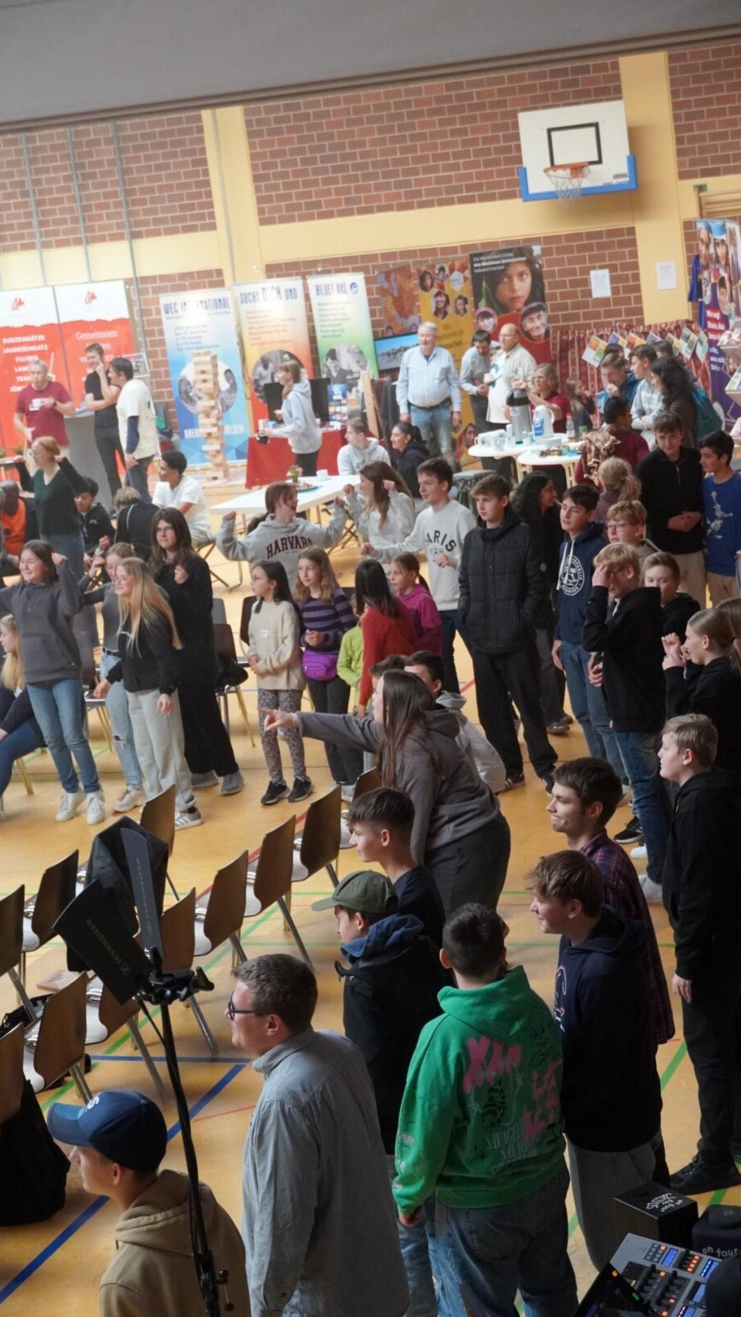 Ganzes Publikum der JUMIKO 2024 tanzt gemeinsam in der Frankenhalle Naila