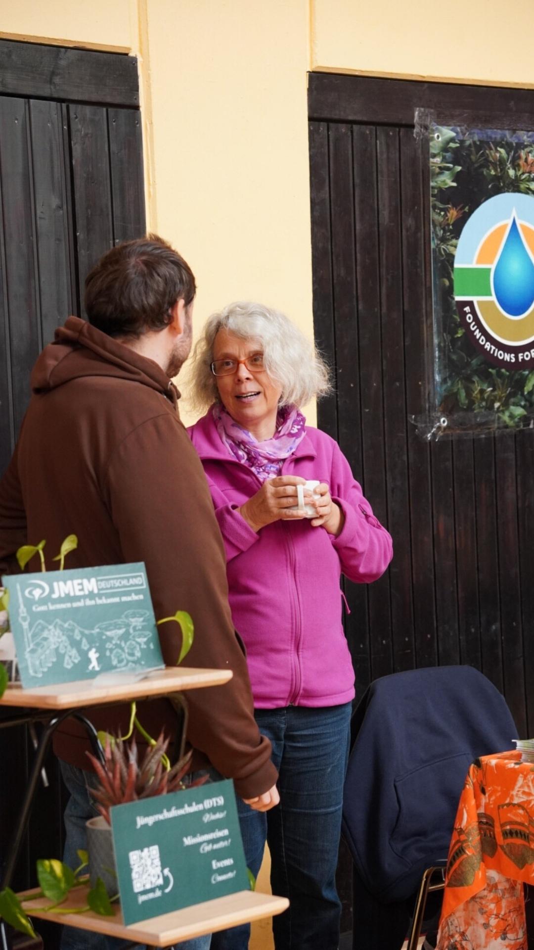 Zwei Personen im Gespräch an den Missionsständen – JUMIKO 2024