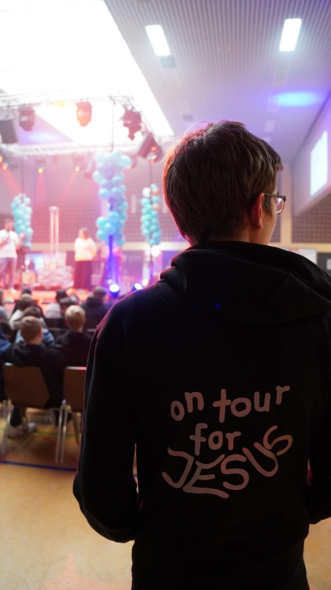 Hoodie mit Aufschrift „On Tour for Jesus" – JUMIKO 2024