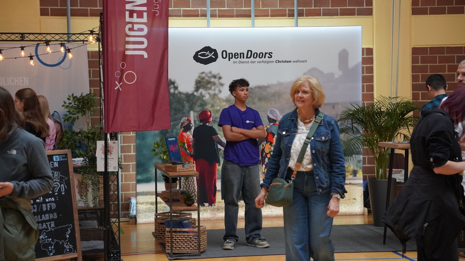 Missionsstände in der Frankenhalle Naila – Open Doors im Vordergrund