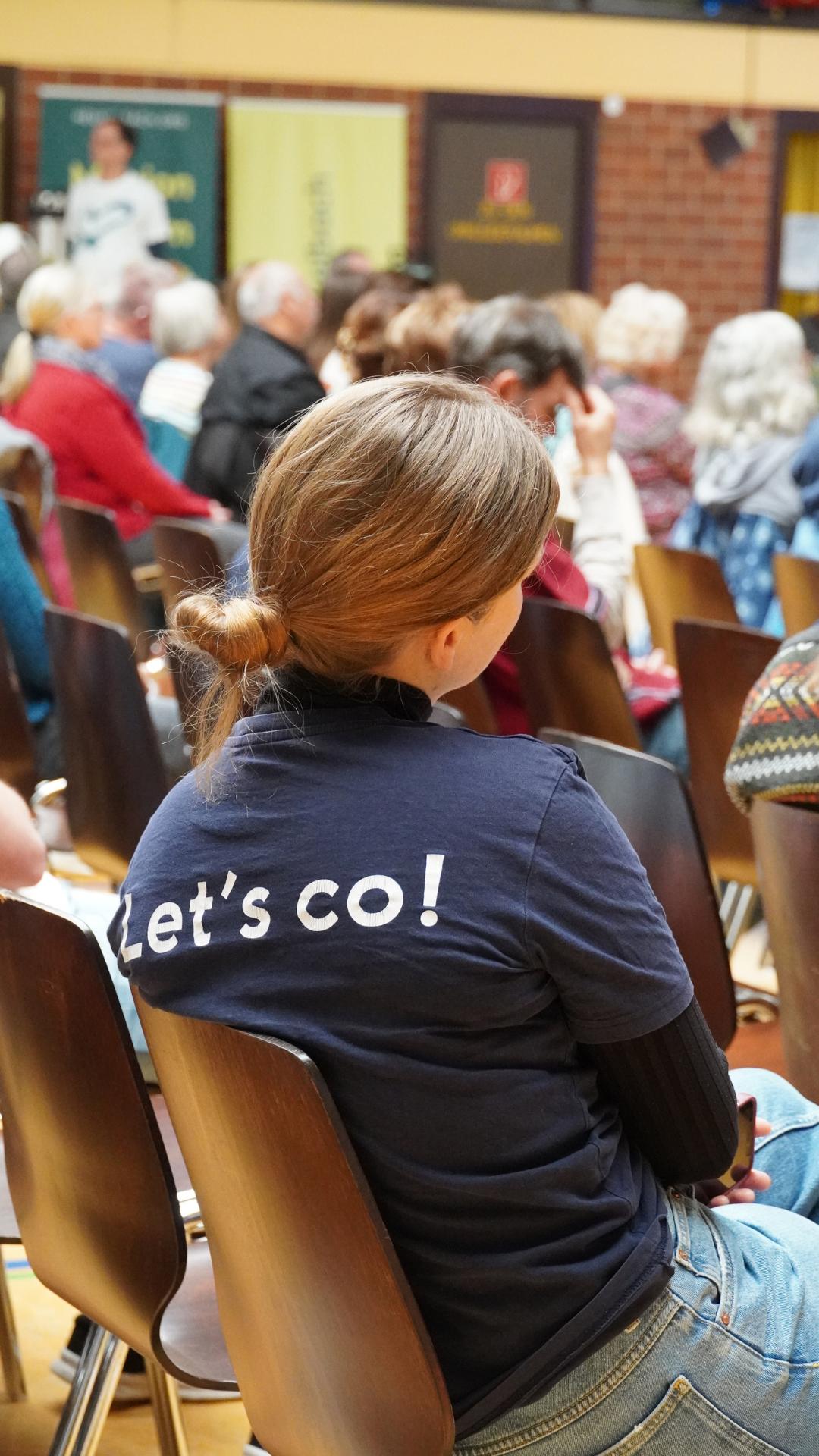 Co-Workers Missionarin mit Shirt-Aufdruck „Let's co" bei der JUMIKO Franken 2025