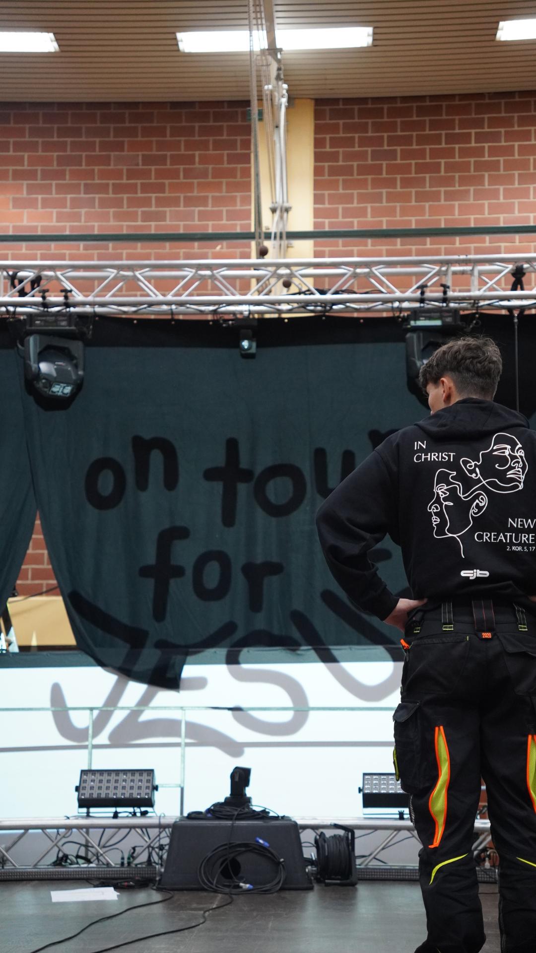 Bühnentechniker mit „On Tour for Jesus"-Logo bei der JUMIKO Franken 2025 in Naila